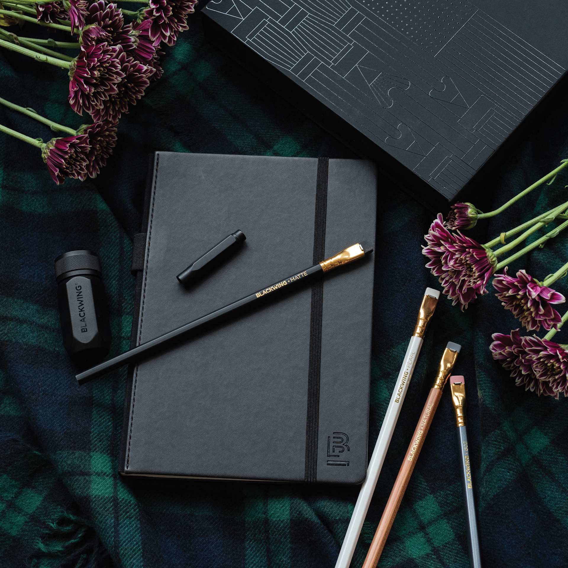 Blackwing Notebook Essentials Set - Dot Grid, notebook with Blackwing pencil