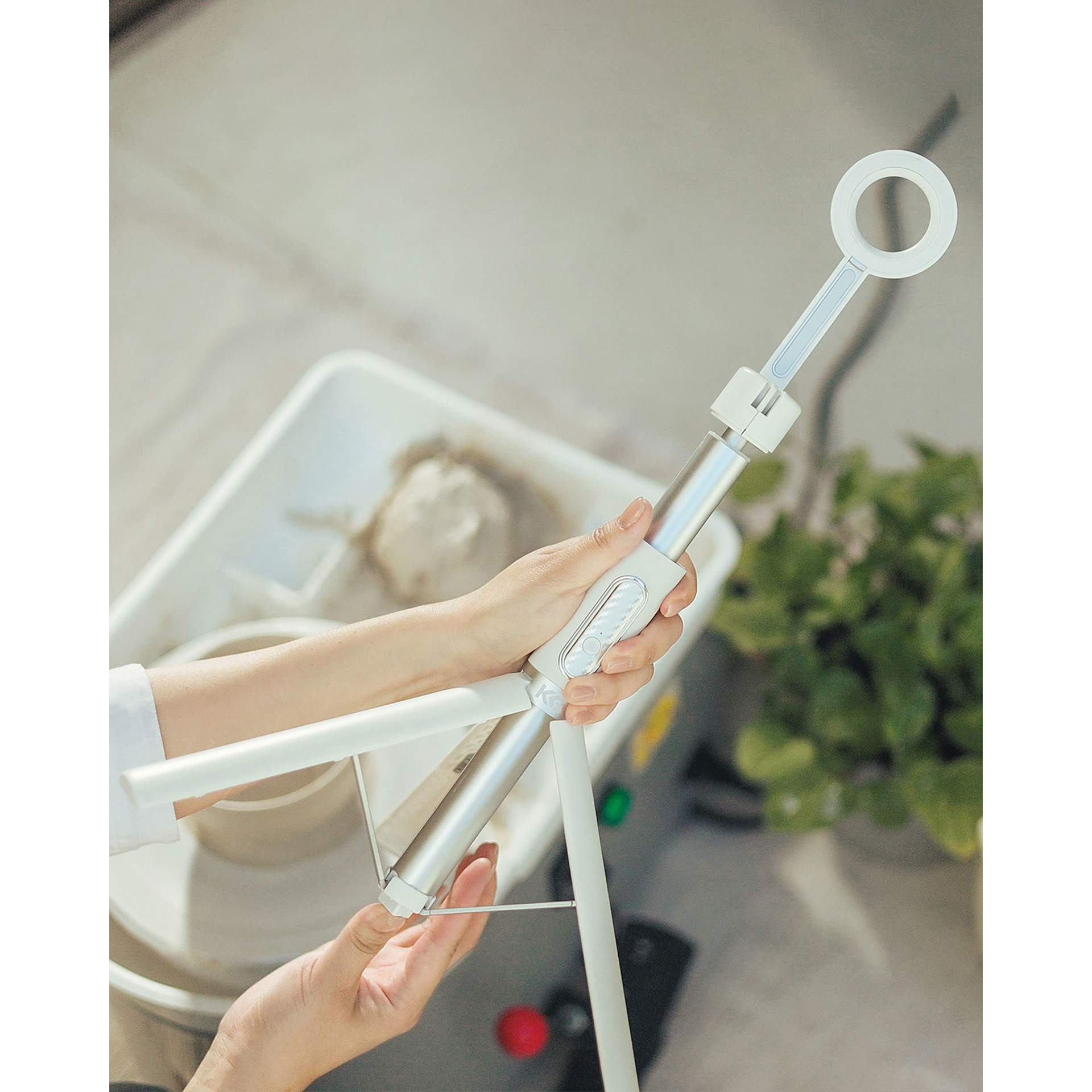 KraftGeek MagStand Magnetic Phone Tripod - White, close-up of tripod legs