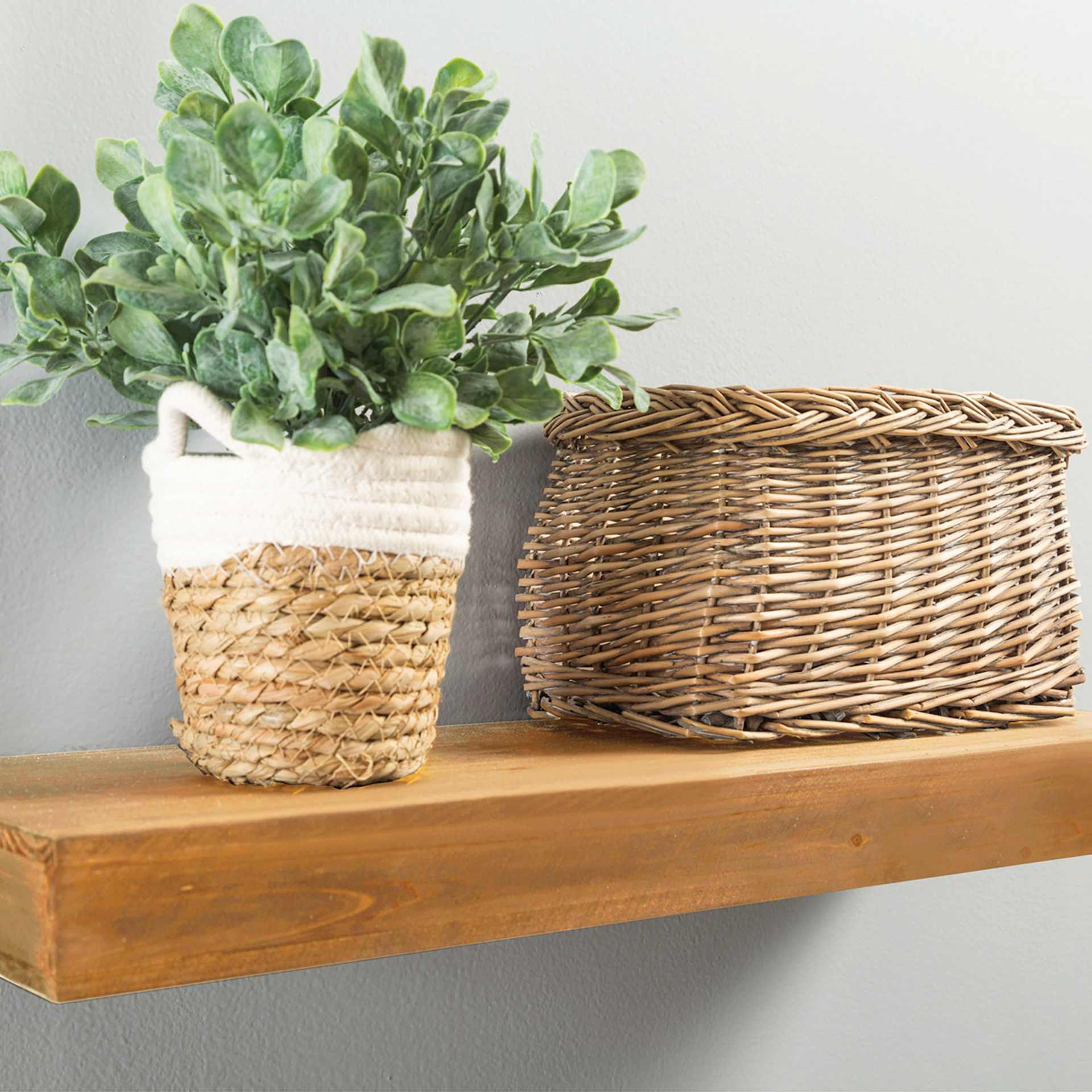 Varathane Less Mess Wood Stain - Golden Oak used on a shelf