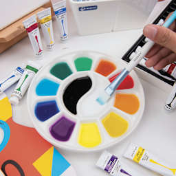 Meeden 12 Well Round Porcelain Palette shown in use