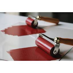 Pebeo Lino Inking Brayer - 5 cm applying red ink to glass plate 