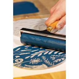 Pebeo Lino Inking Brayer - 10 cm applying ink to carving