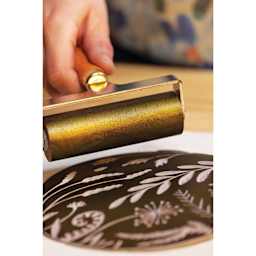 Pebeo Lino Inking Brayer - 10 cm applying ink to carved lino plate