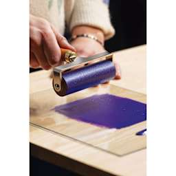 Pebeo Lino Inking Brayer - 10 cm applying ink to glass plate