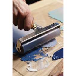 Pebeo Lino Inking Brayer - 15 cm applying ink to glass plate