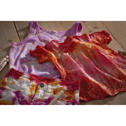 Talens Art Creation Tie Dye with Textile Silk Set - Set of 3, Warm Colors, Bottles (Sample tie-dyed clothing)