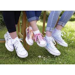 Edding 4500 Textile Markers, close-up of sneakers painted with textile markers