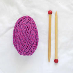 Friendly Loom Discover Knitting Scarf Kit - Pink contents