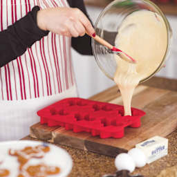 Handstand Kitchen Gingerbread Man Baking Set (Pouring mix into mold)