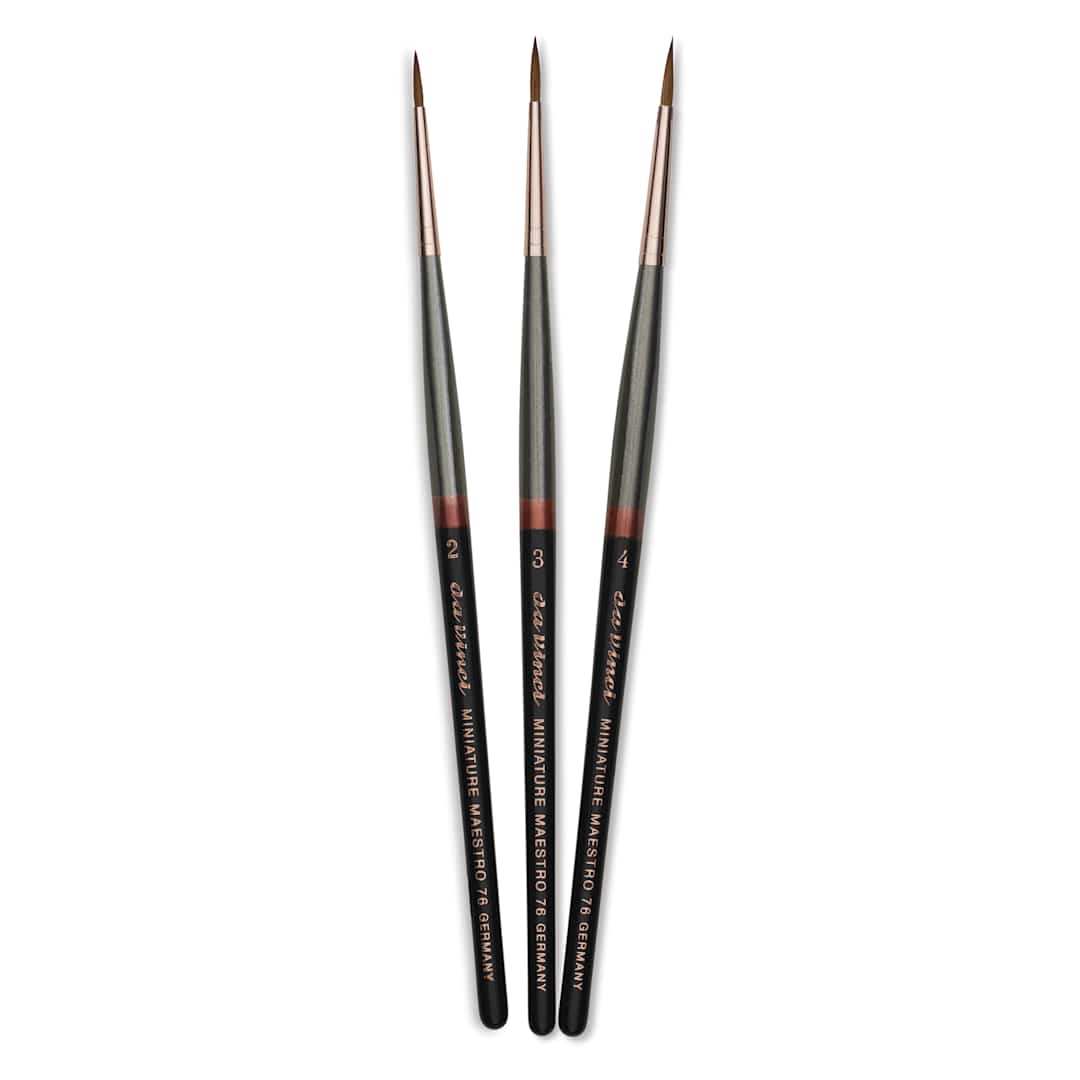 Open in modal - Da Vinci Maestro Kolinsky Miniature Brushes - Short, Round Pointed, Set of 3, laid out