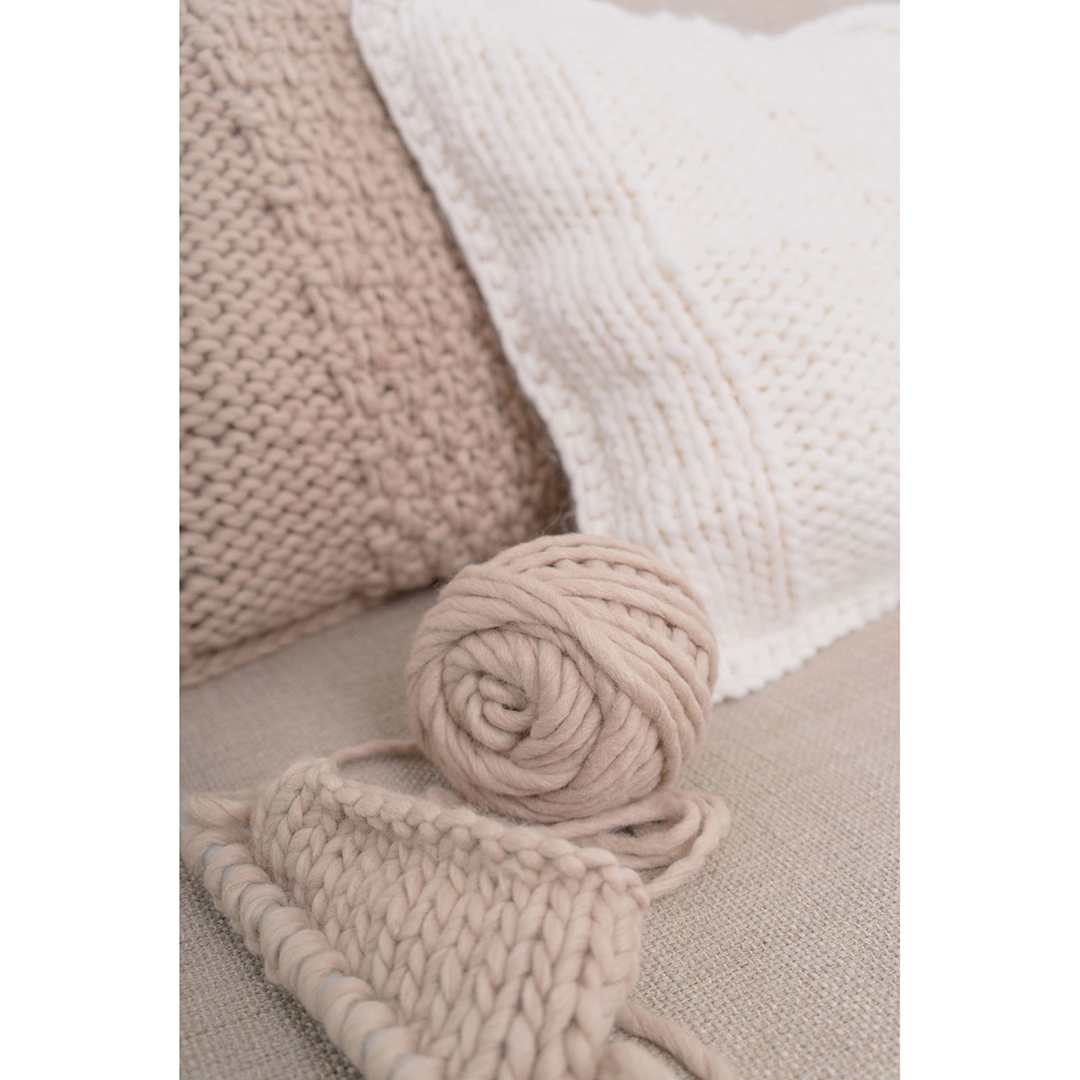 Open in modal - An Italian Story Ora Yarn - Knit pillows with ball and yarn swatch