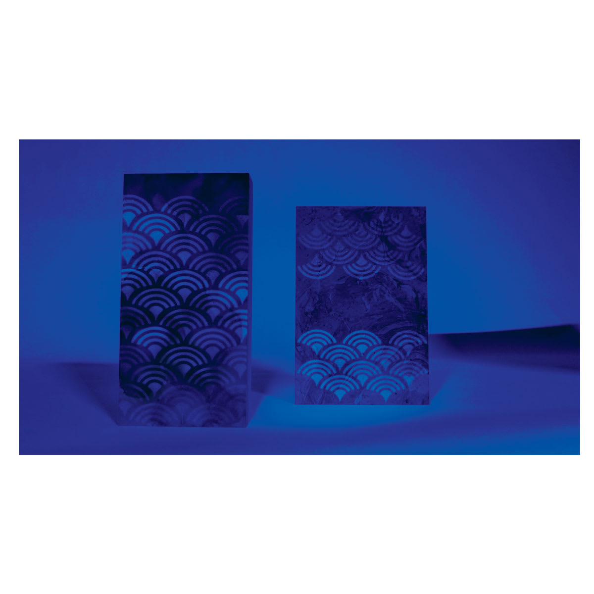 Montana UV-Effect Luminescent Varnish Spray - Effect on two signs