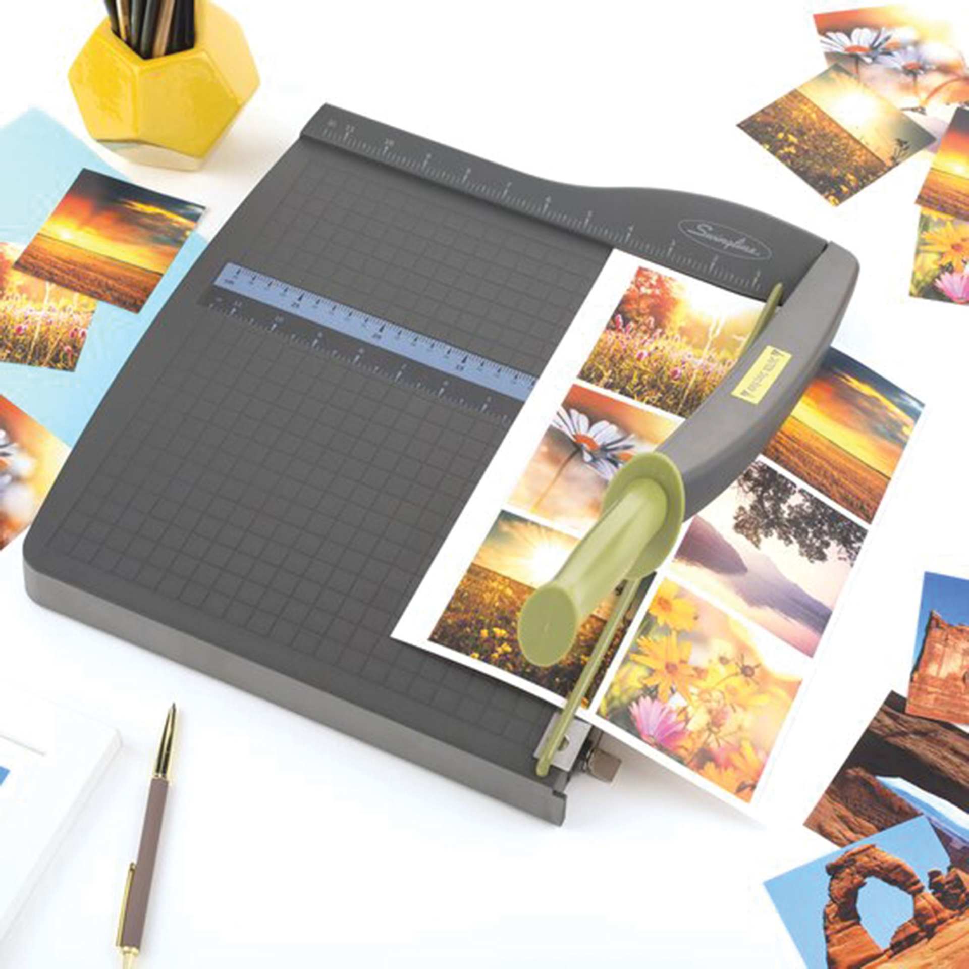 Swingline ClassicCut Lite Guillotine Trimmer - 12" cutting images