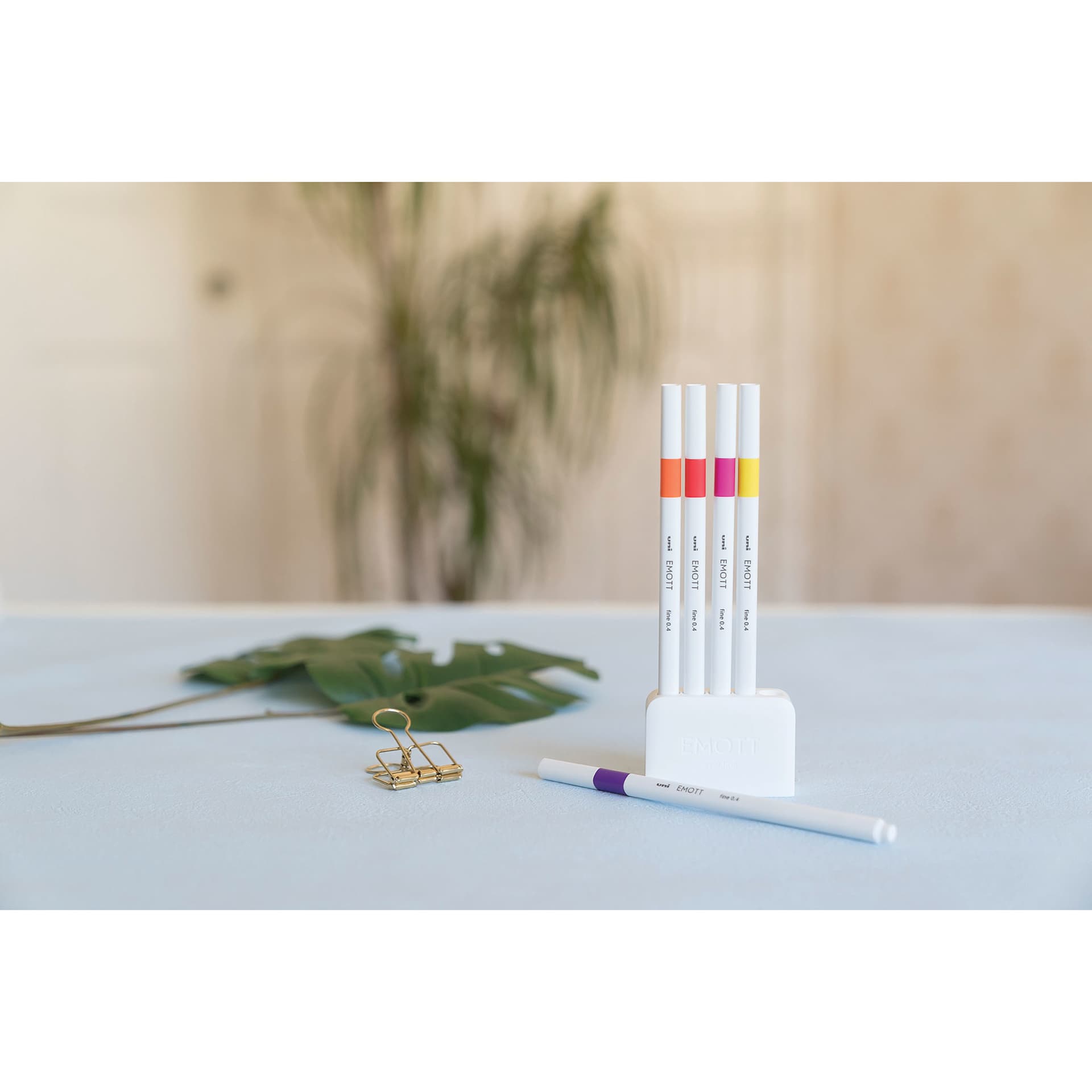 Uni Emott Fineliners - Set of 5, Passion Colors (set with one pen uncapped)