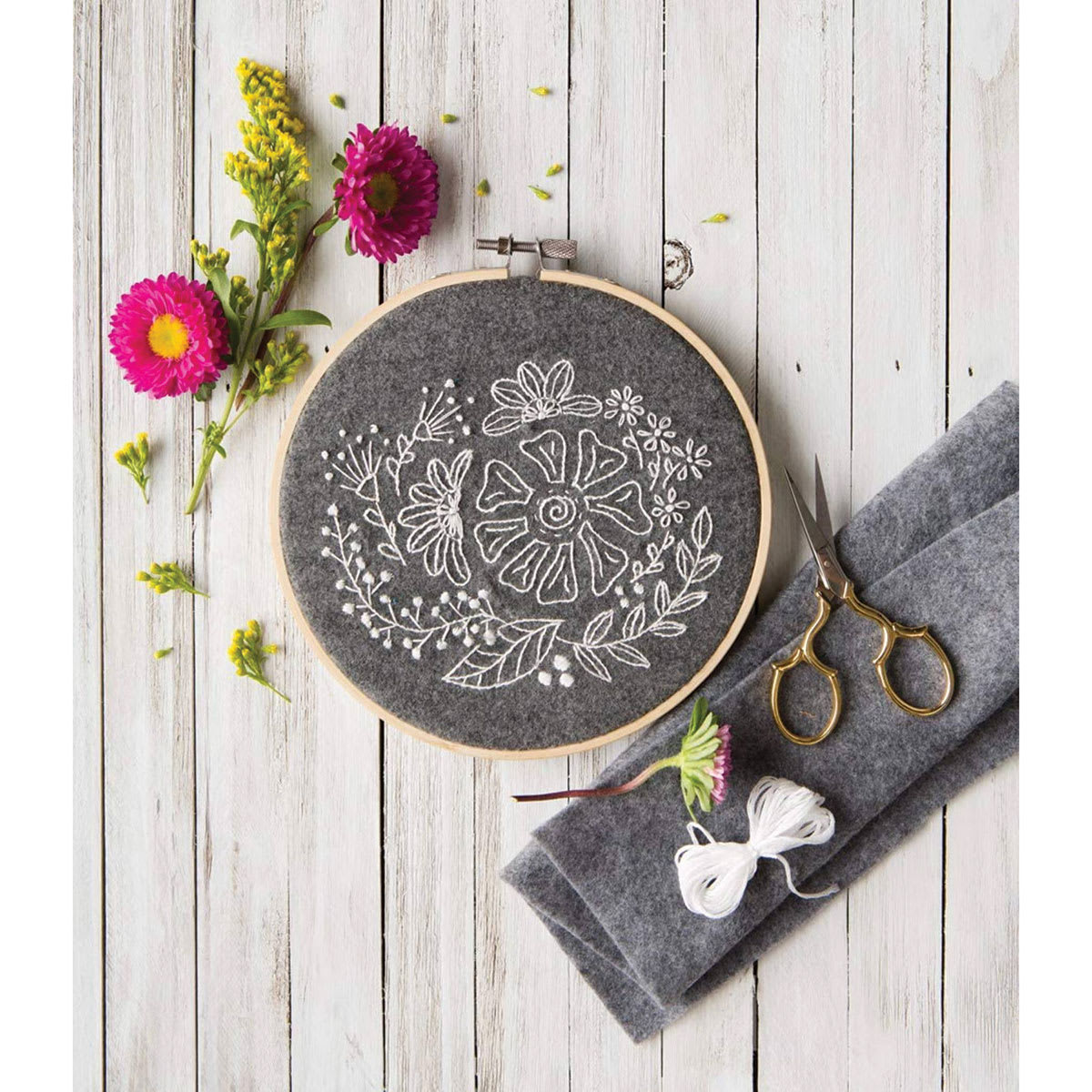 Leisure Arts Snow Garden Felt Embroidery Kit (Finished project with scissors, felt, and floss)