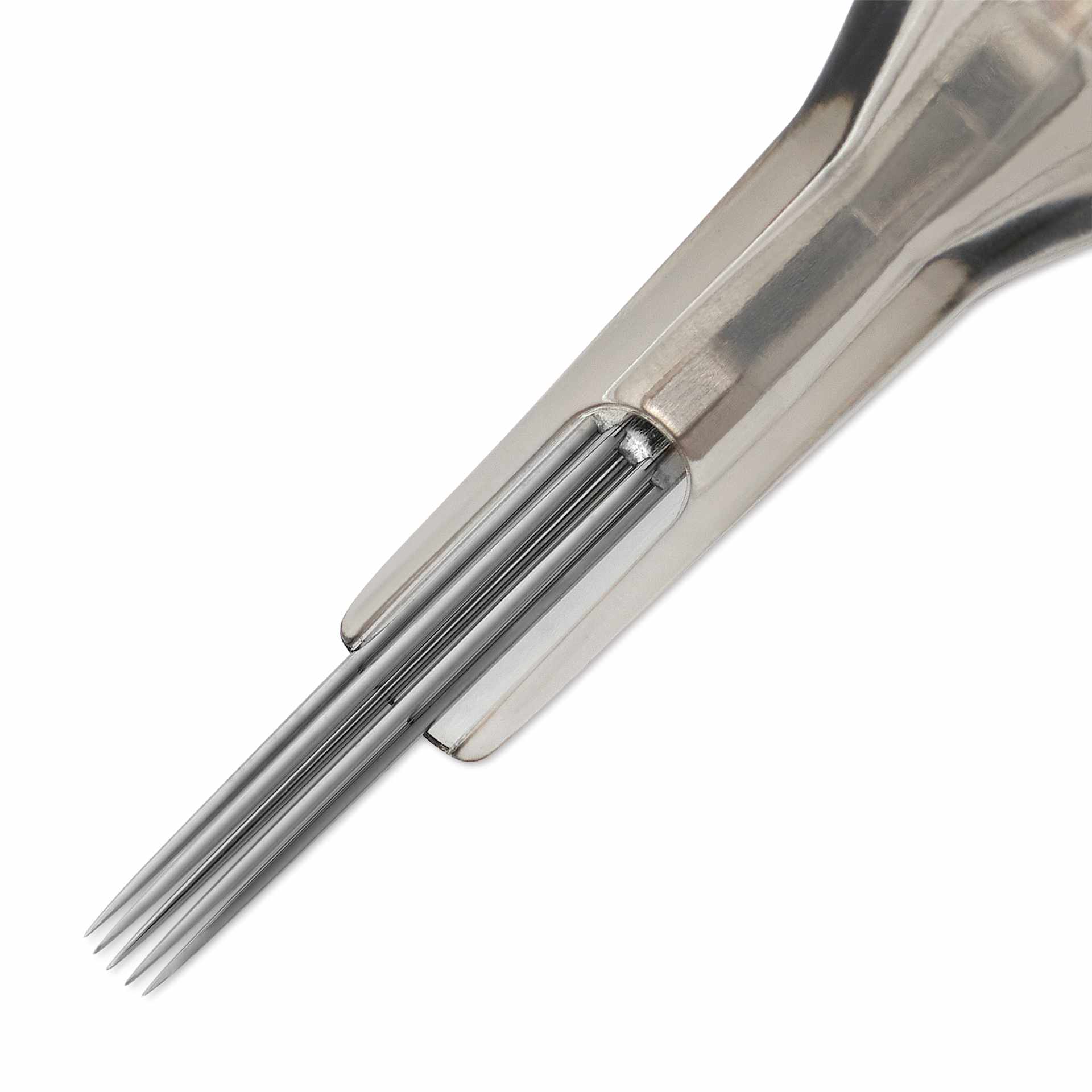 Peak Quartz Curved Magnum Medium Taper Tattoo Needle Cartridges - #10, 5 Needles, Pkg of 20, close-up of needle