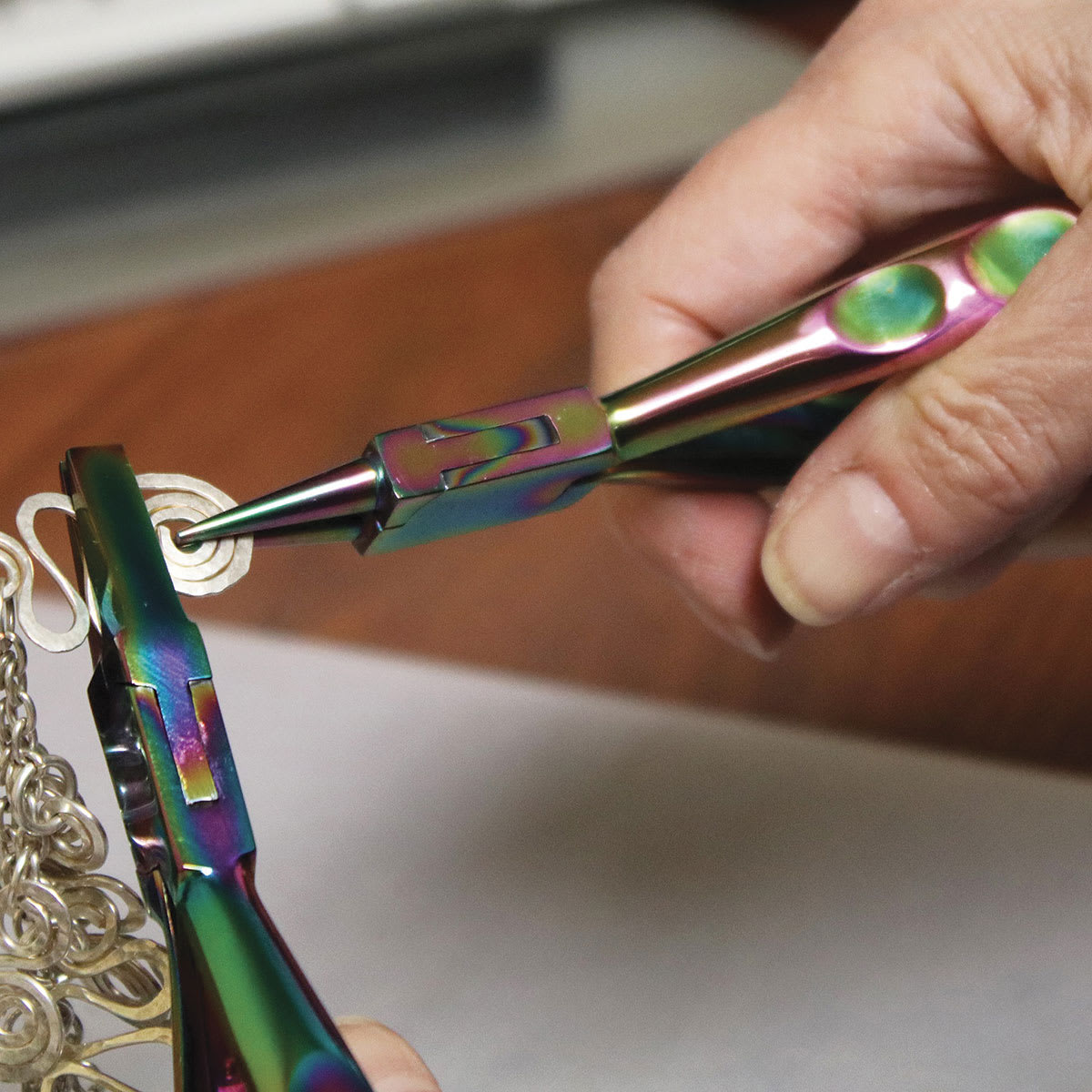 Beadsmith Chroma Flat Nose Pliers - closeup of pliers holding wire