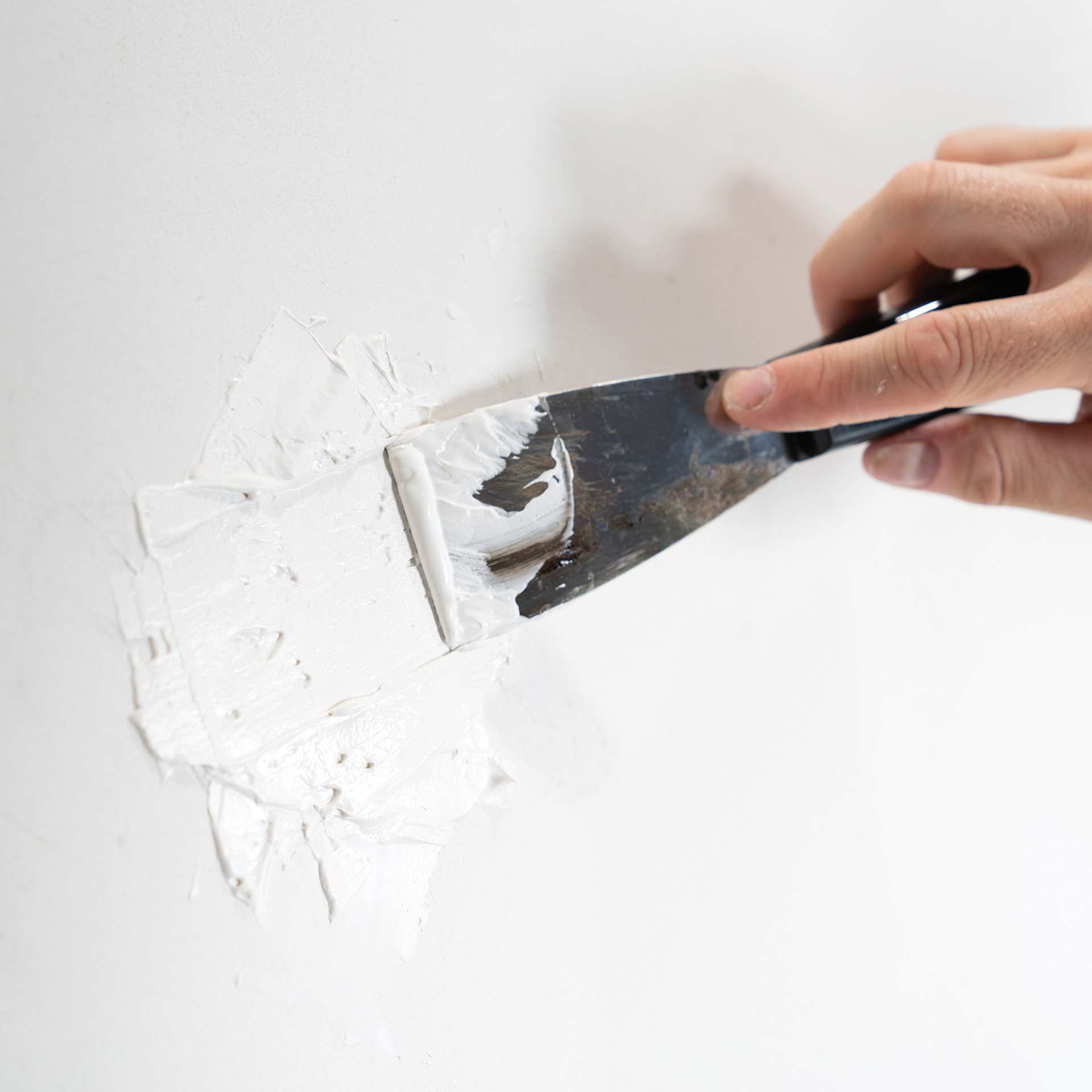 DAP Patching Plaster - 32 oz Tub being smoothed by putty knife