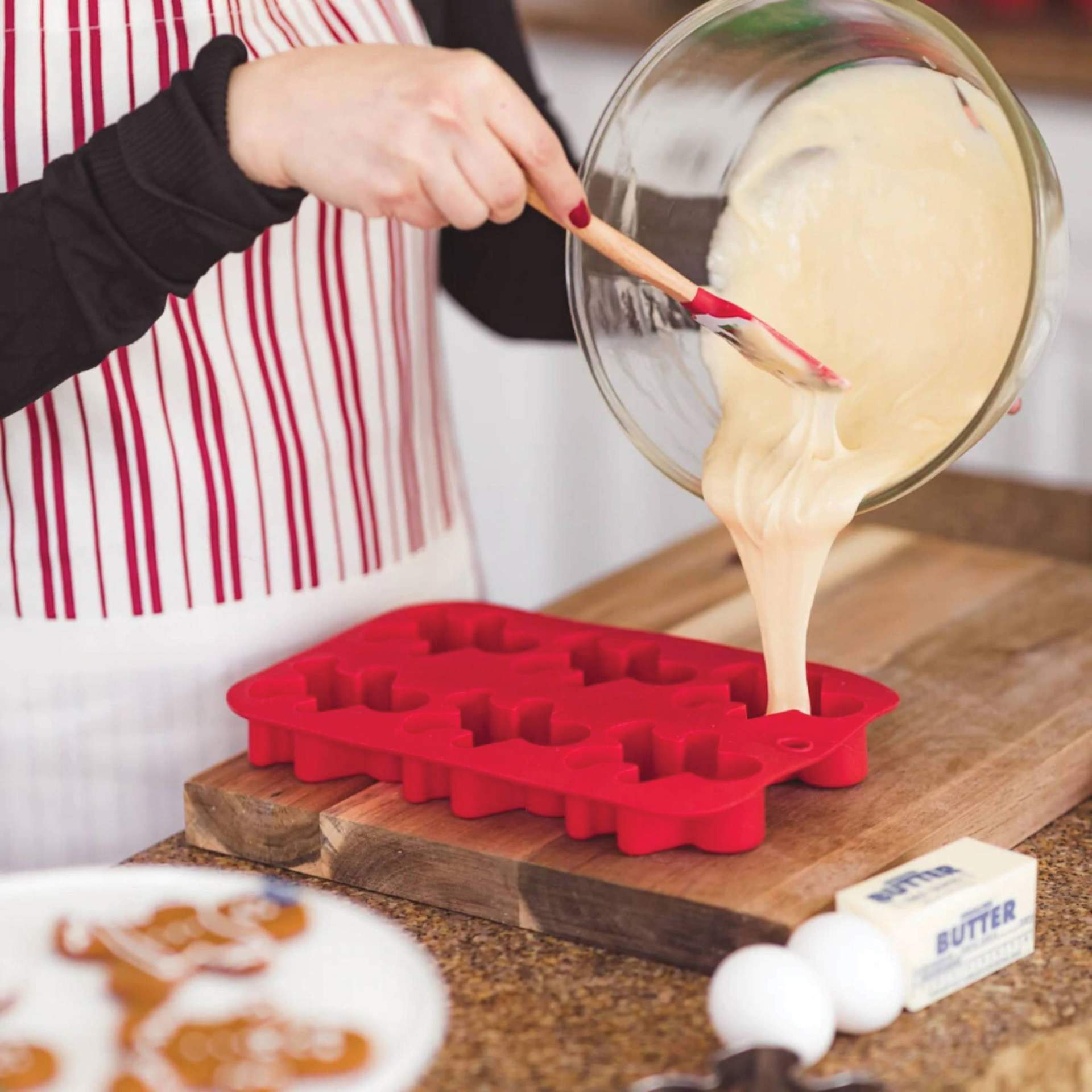 Handstand Kitchen Gingerbread Man Baking Set (Pouring mix into mold)