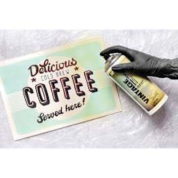 Montana Vintage Spray Filter - 400 ml (Person spraying coffee sign with vintage spray)