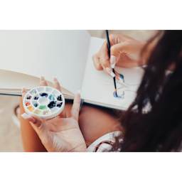 Etchr Lab Travel Mini Porcelain Palette, 19 Wells, artist using palette