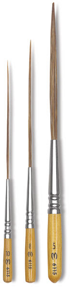 Escoda Light Ox Hair Lettering Brushes - Closeup of tips of three sizes of Extra Long liners
