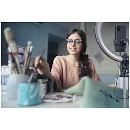 Daylight Aura Ring Light (Model painting, using light and phone holder)