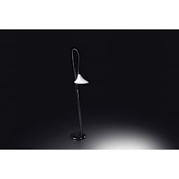 Daylight Cometa Floor Lamp with task light set to daylight in dark space