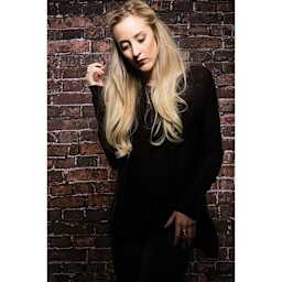 Reversible Collapsible Backdrop Kit - Photo of model in front of Grunge Brick backdrop