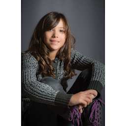 Savage Wrinkle-Resistant Polyester Background - Seated girl on Gray background