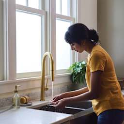 Duck Max Strength Nano-Grab Double Sided Gel Tape - Clear Circles, 1 in - running water over tape circle