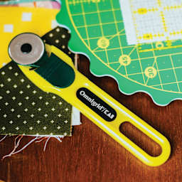 Omnigrid Rotary Cutter - 28 mm - in use, close-up