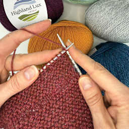 HiKoo Highland Lux Yarn - Wild Currant knitted