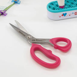 Prym Love Dressmaker Scissors (Scissors on table)