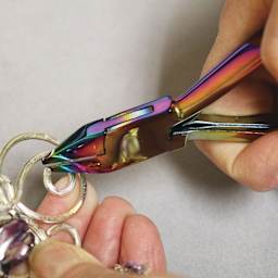 Beadsmith Chroma Flush Cutter - closeup of tool cutting wire