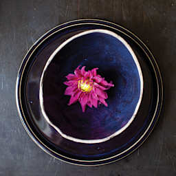 Botz Pro Glaze - Onyx Black, 200 ml finished bowl and plate example