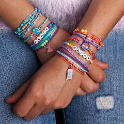 Craft-Tastic All About Me Quiz Bracelets Kit (Sample completed bracelets shown on model)