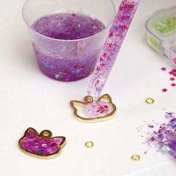 Alumilite Creation Kit - Coral Container, Set of 84 - cat keychains, finished and in progress