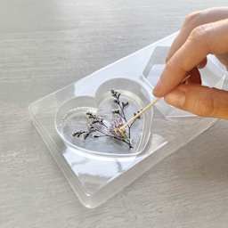 WishCraft Flower Power DIY Soaps Kit (arranging)