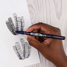 Tombow Illustration Set, Fudenosuke brush pen in hand