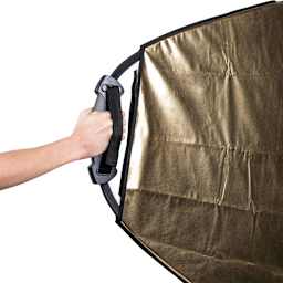 Savage Easy Grip 8-in-1 Reflector Kit reflector in hand