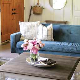 Varathane Less Mess Wood Stain in Espresso used on coffee table.