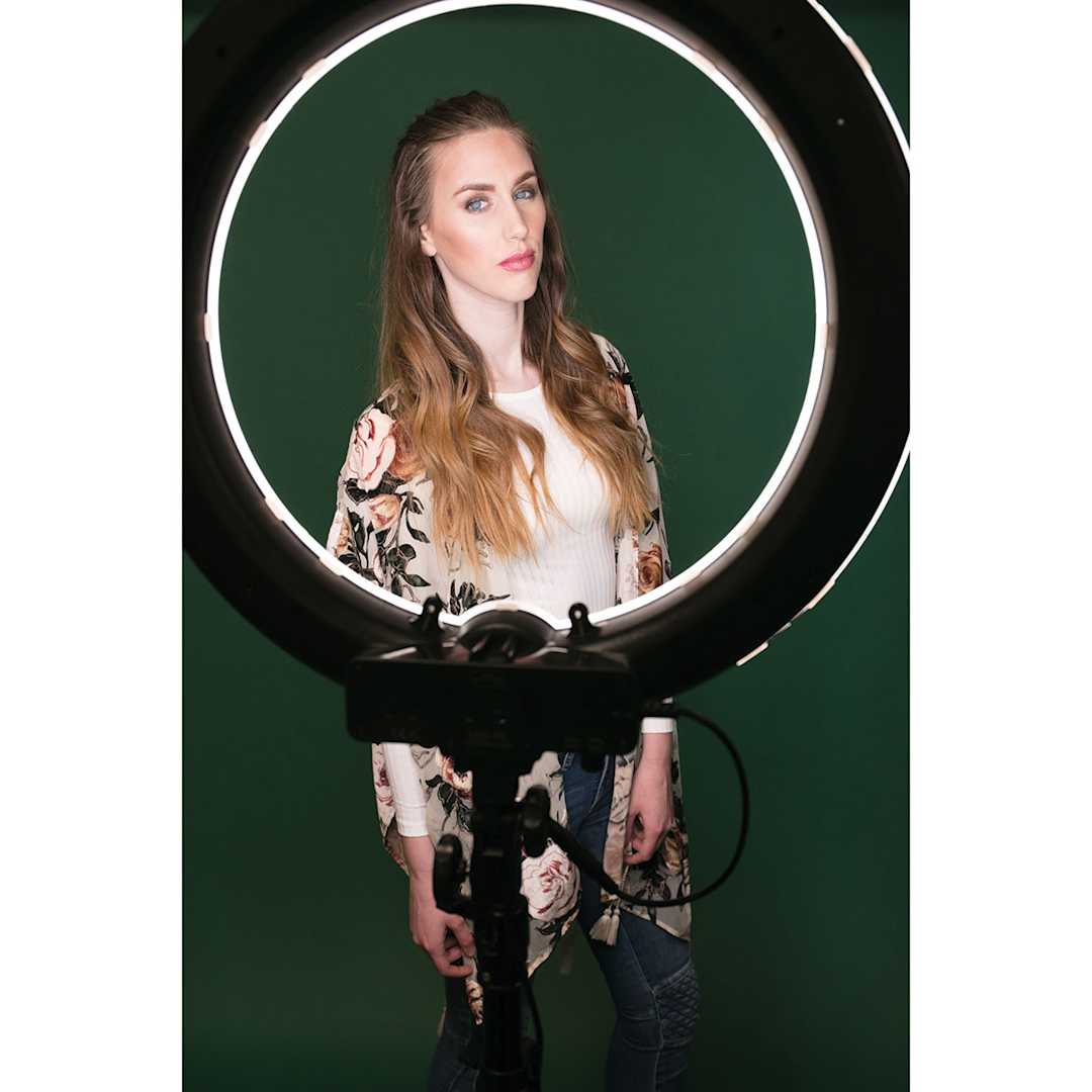Open in modal - Savage Luminous Pro LED Ringlights (shown in use)