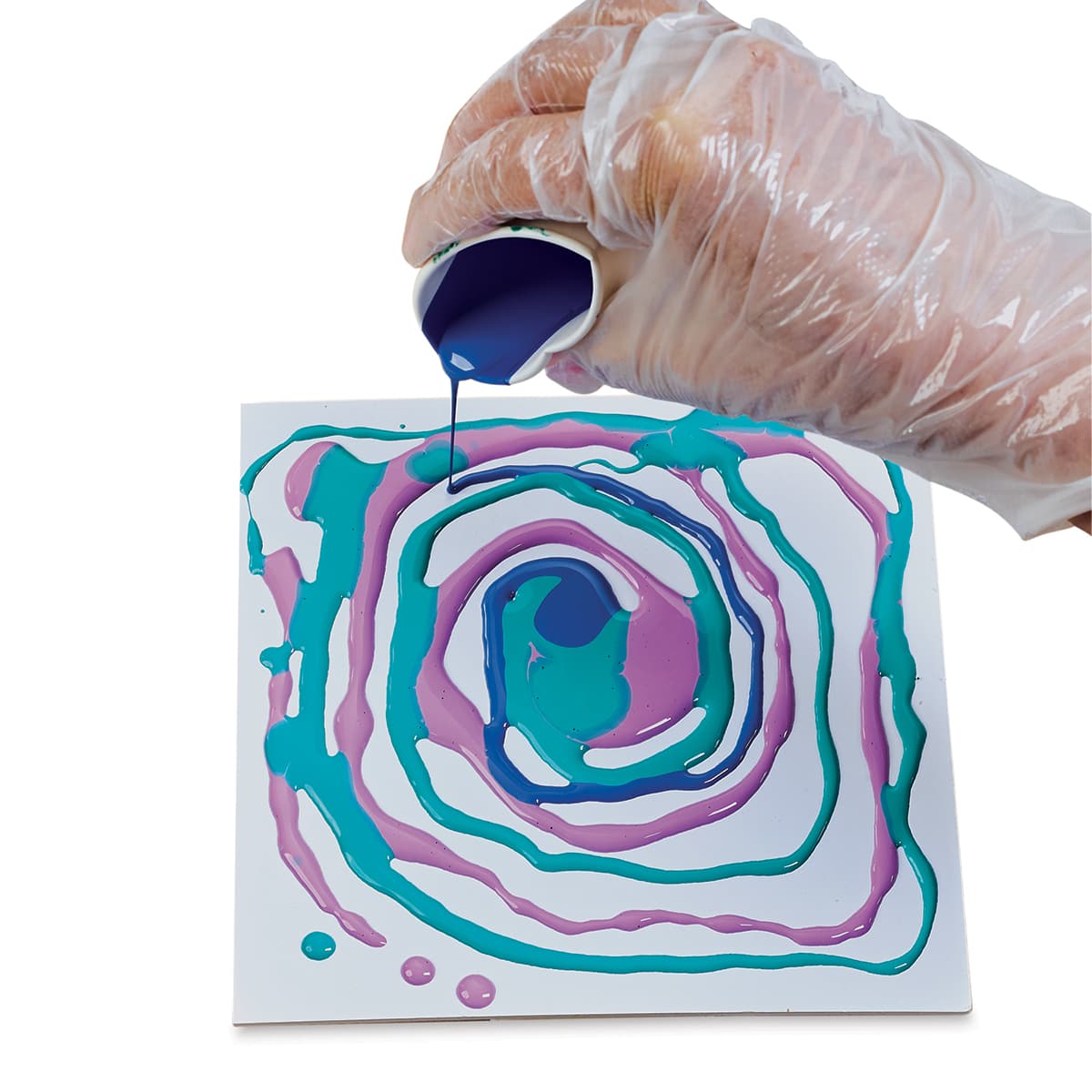 Faber-Castell Do Art Paint Pour Studio - Hand pouring Paint in circles on Board
