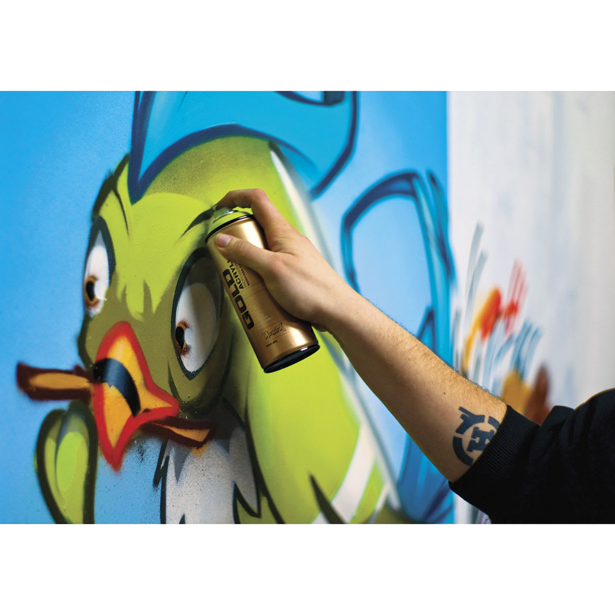 Montana Gold Acrylic Professional Spray Paints - Artist using spray paint on painting of bird Montana Gold Acrylic Professional Spray Paints - Artist using spray paint on painting of bird