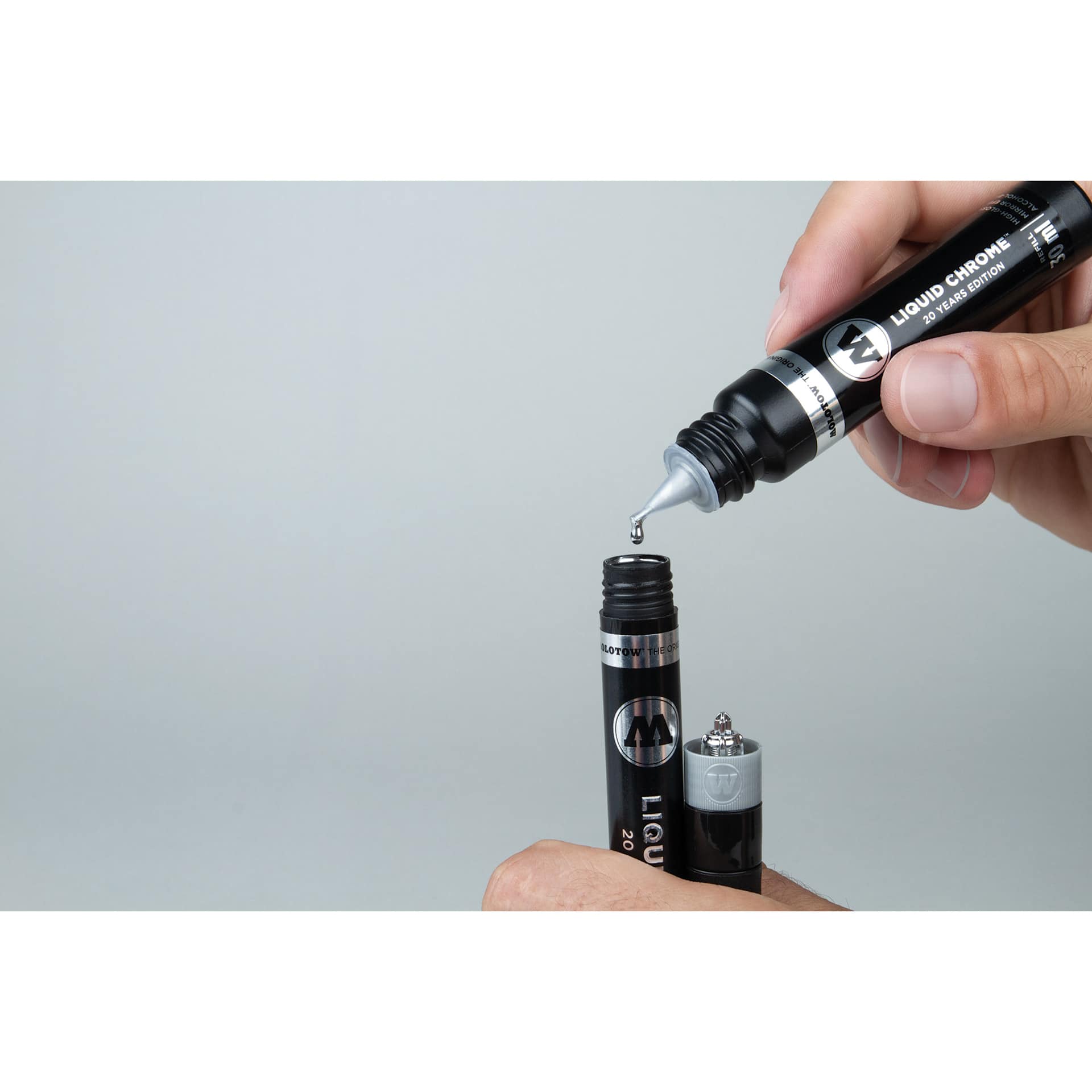 Molotow Liquid Chrome Marker - Refill cartridge in hand filling a marker Molotow Liquid Chrome Marker - Refill cartridge in hand filling a marker