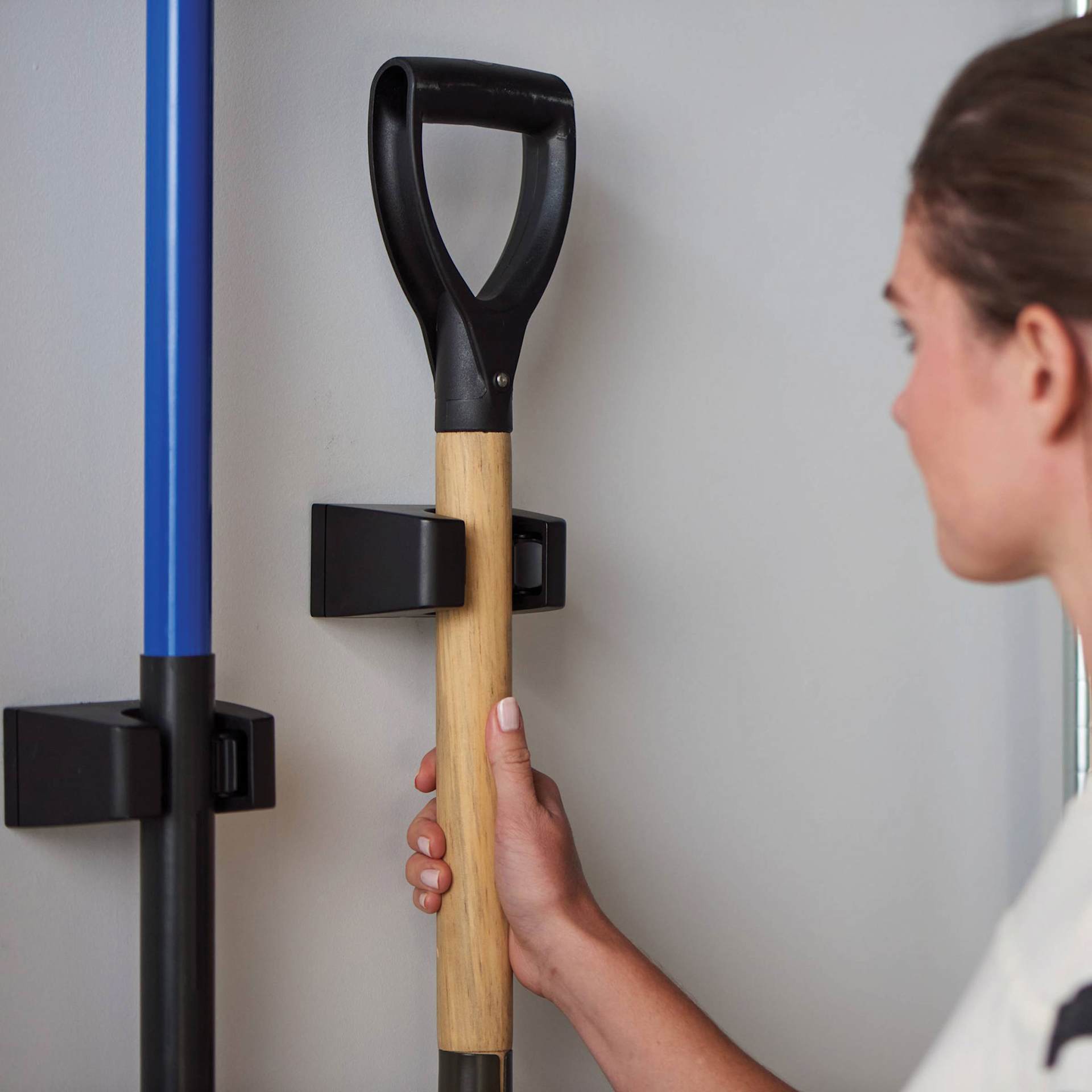 Duck EasyMounts Heavy-Duty Drywall Tool Holder, person demonstrating how to hang tools from holder.