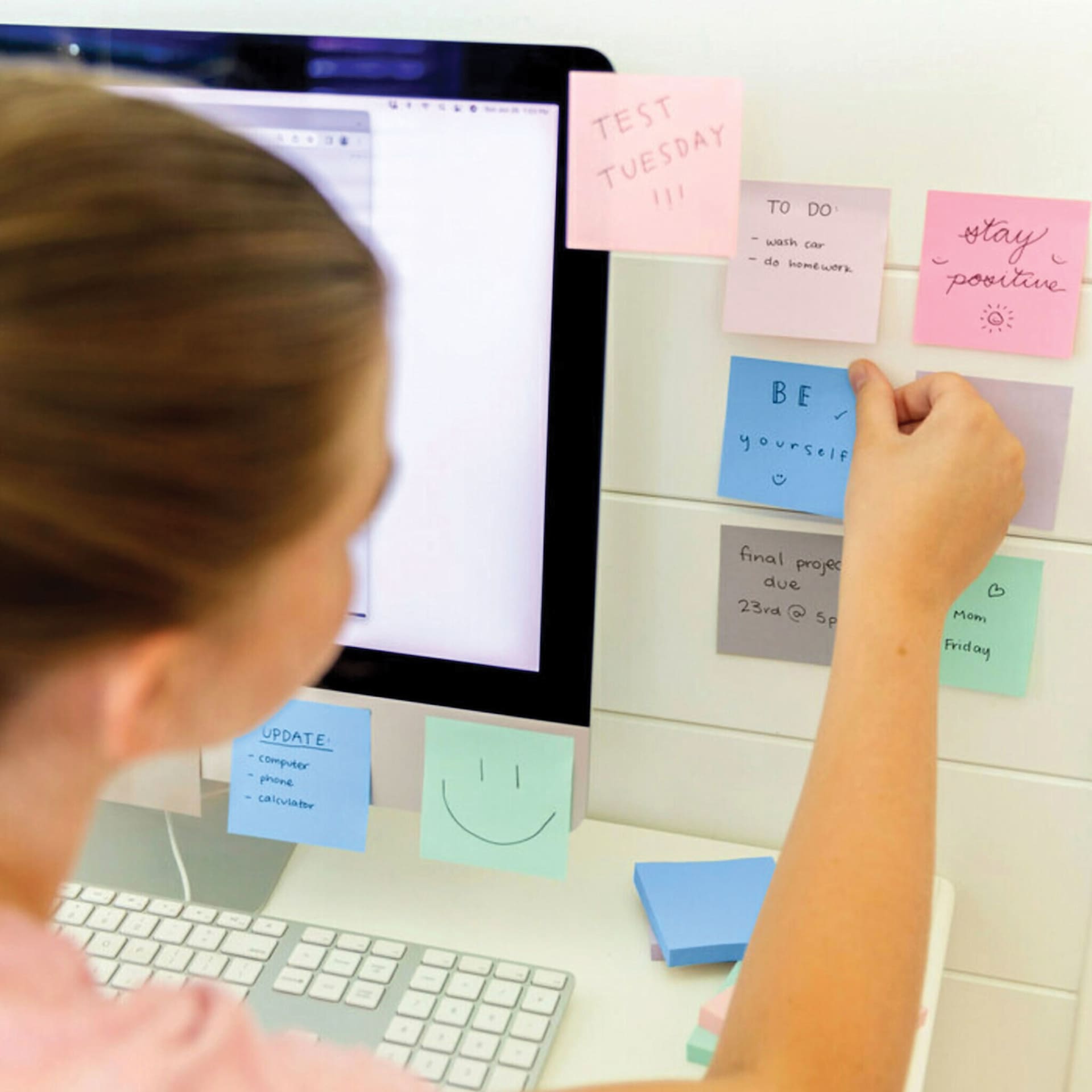 Post-it Recycled Super Sticky Notes - person posting a note on the wall