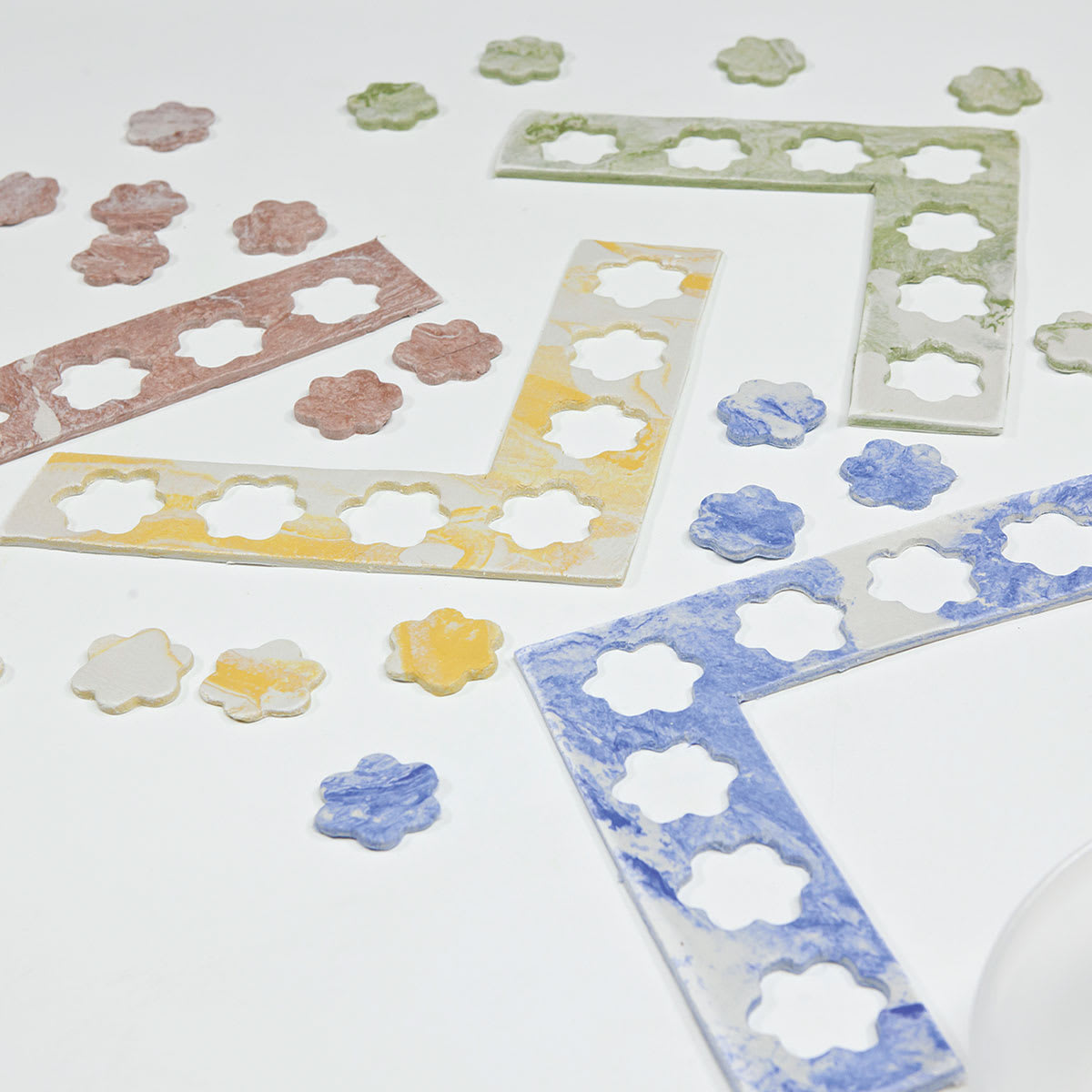 DAS Idea Mix - Assorted colors of Flower shaped discs made with Idea Mix