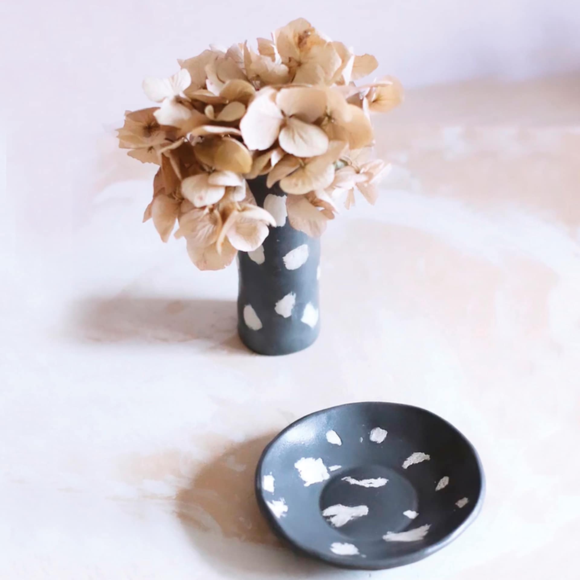 Sio-2 Plus Clay - 2.2 lb, Black - finished vase and plate examples Sio-2 Plus Clay - 2.2 lb, Black - finished vase and plate examples